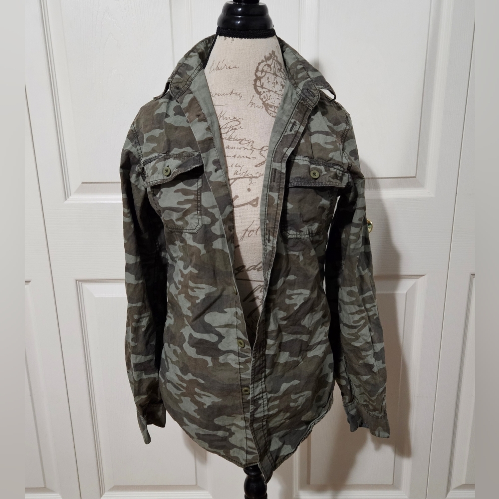 Mossimo Ladies Size Small Camouflage Button Down Shirt